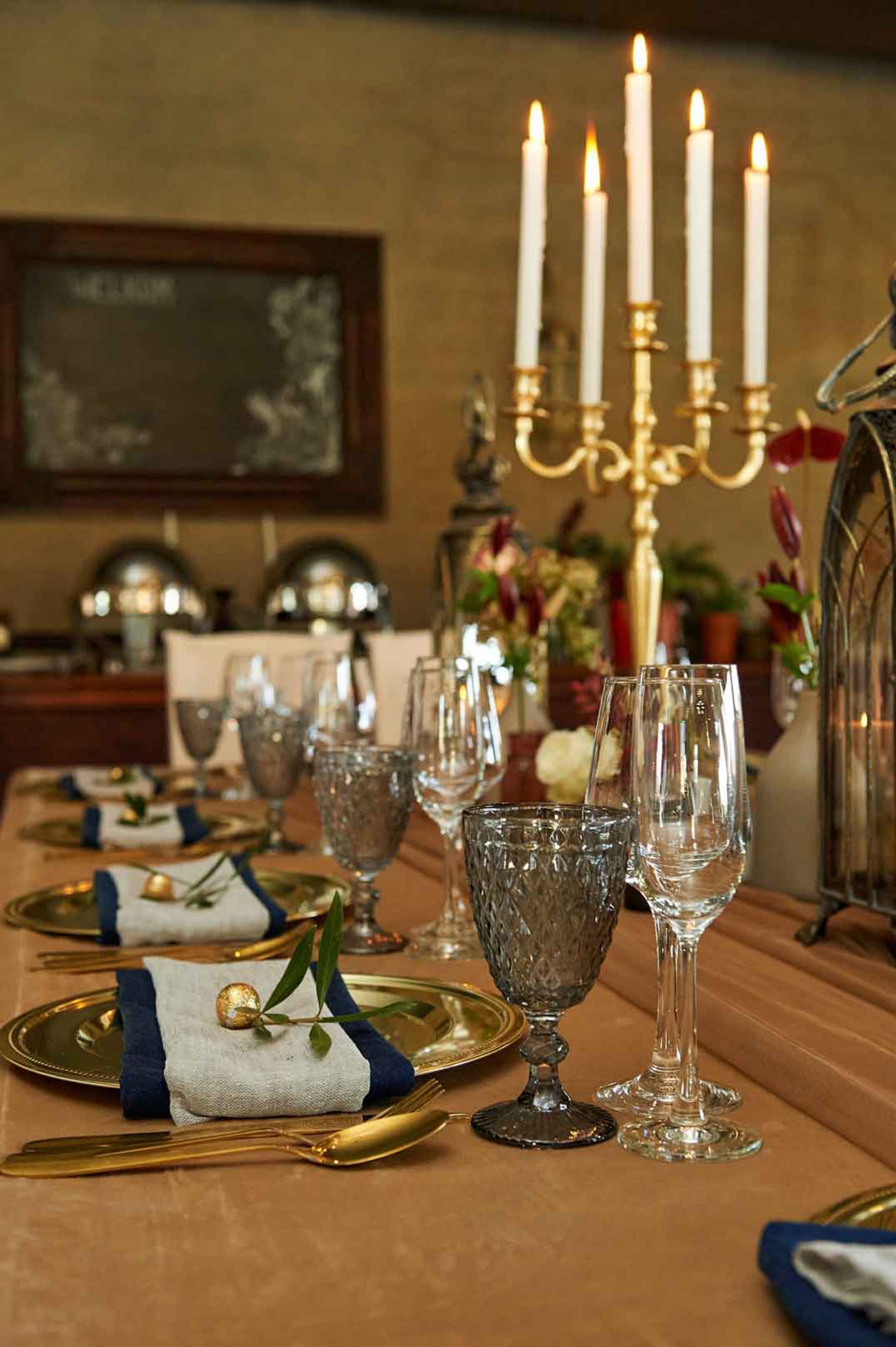 Dark royal style wedding table décor setup at Lezar Opstal Wedding Venue Heidelberg